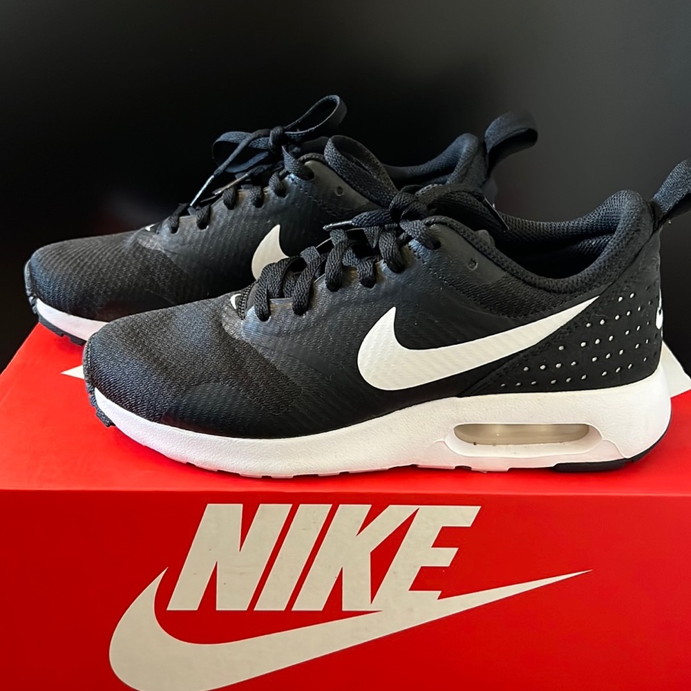 NWOT Nike Air Max Thea Mid